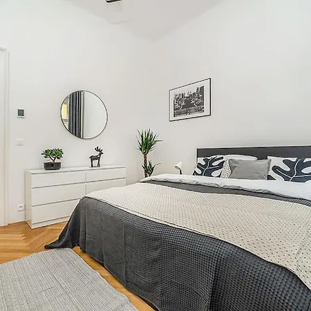 Stylish Flat With Terrace And Ac Praga