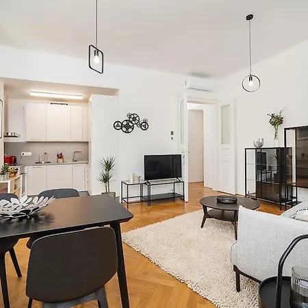 Stylish Flat With Terrace And Ac Apartamento