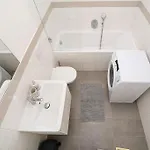 Stylish Flat With Terrace And Ac דירה *