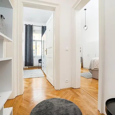 Stylish Flat With Terrace And Ac * 布拉格